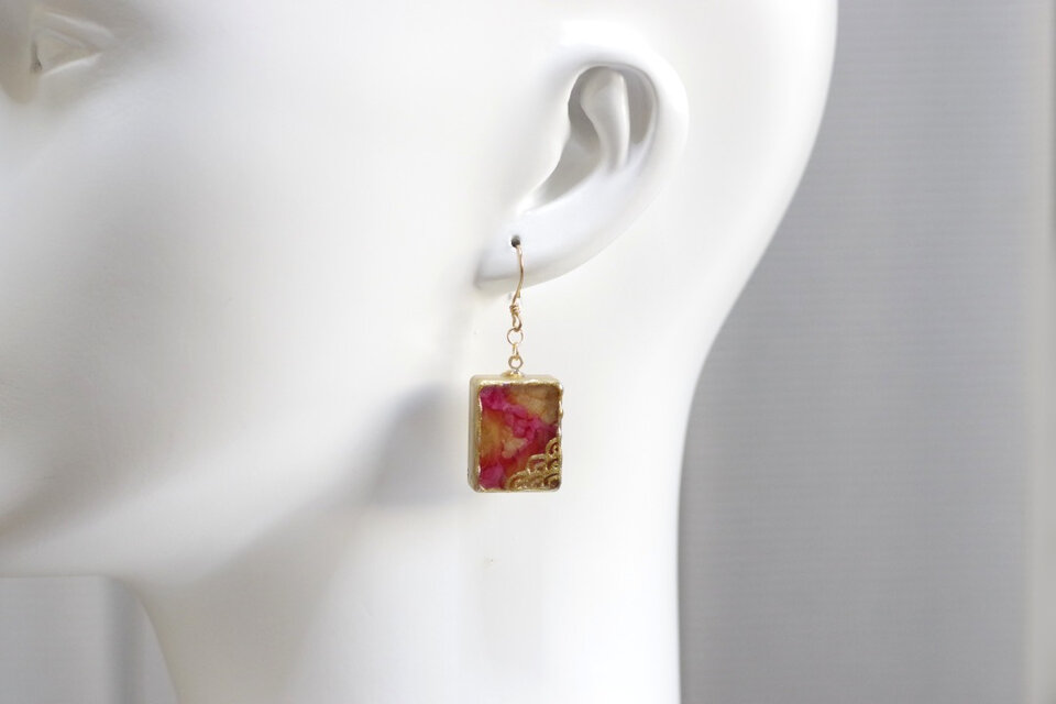 レジンアート　長方形のピアス〈紅花の契り〉