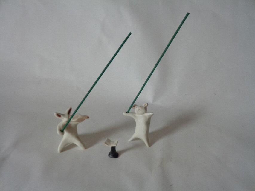 香立てウサギとヒツジ　バイオリン