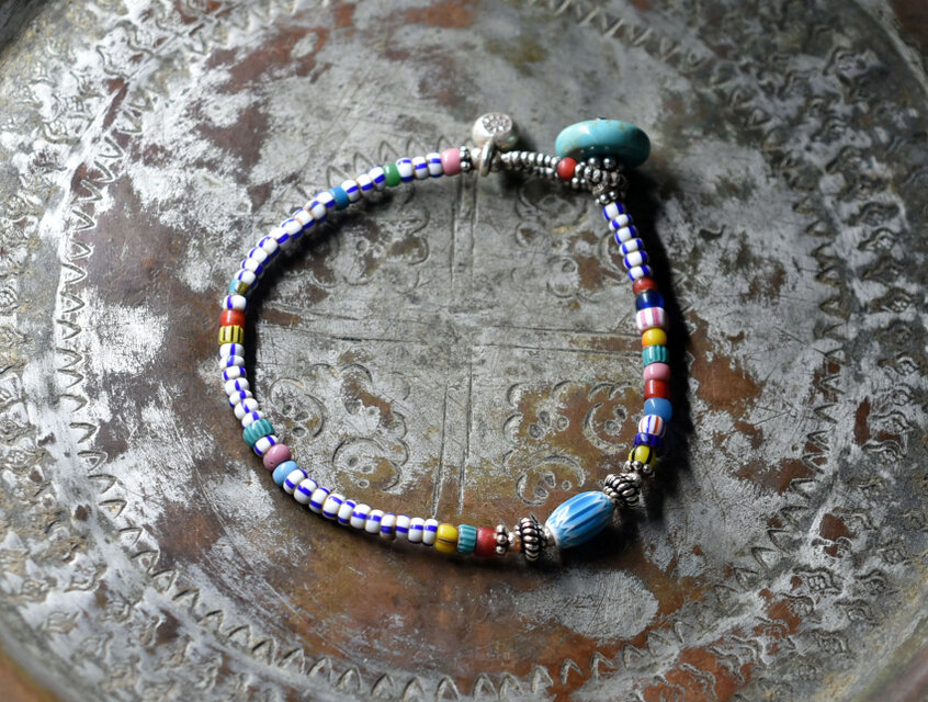 スカイブルーシェブロンビーズと多彩アンティークヴェネチアビーズのブレス（ターコイズ留め金）