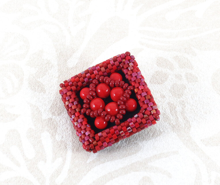 Square　ビーズ刺繍のブローチ　A