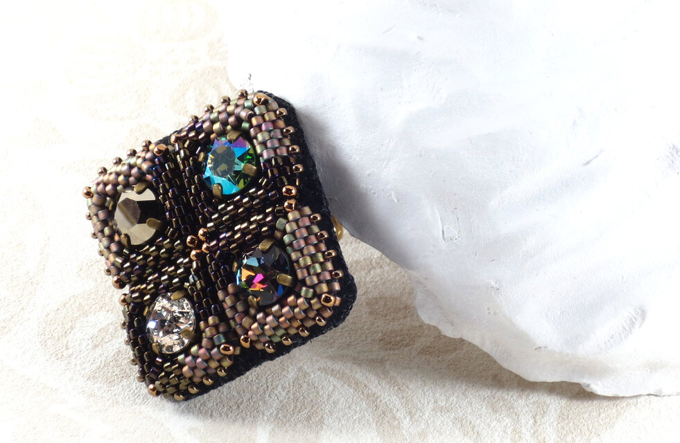 Chocolat　ビーズ刺繍のブローチ