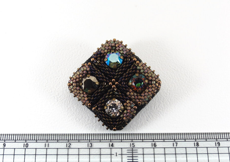 Chocolat ビーズ刺繍のブローチ | iichi 日々の暮らしを心地よくする