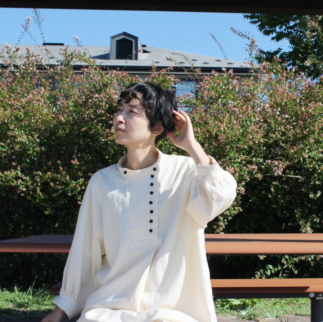 国産リネン生地　チュニック割烹着　キナリ　服作り40年の田舎町仕立屋 BR1768】 天日干しリネン・チュニック割烹着 | ブランチエム│50