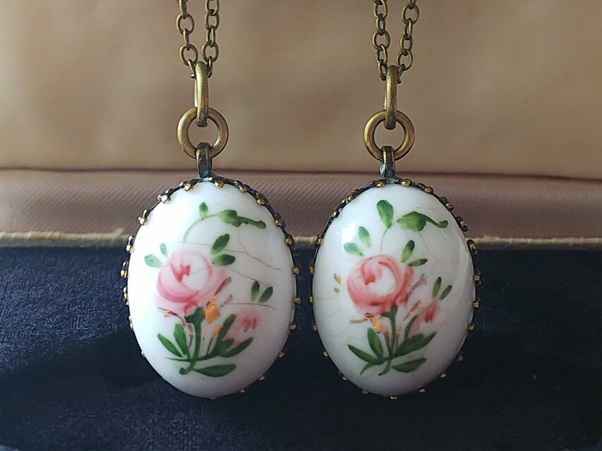 ヴィンテージ　Porcelain薔薇／金彩（20×15㎜）Bランク　クラシカルネックレス