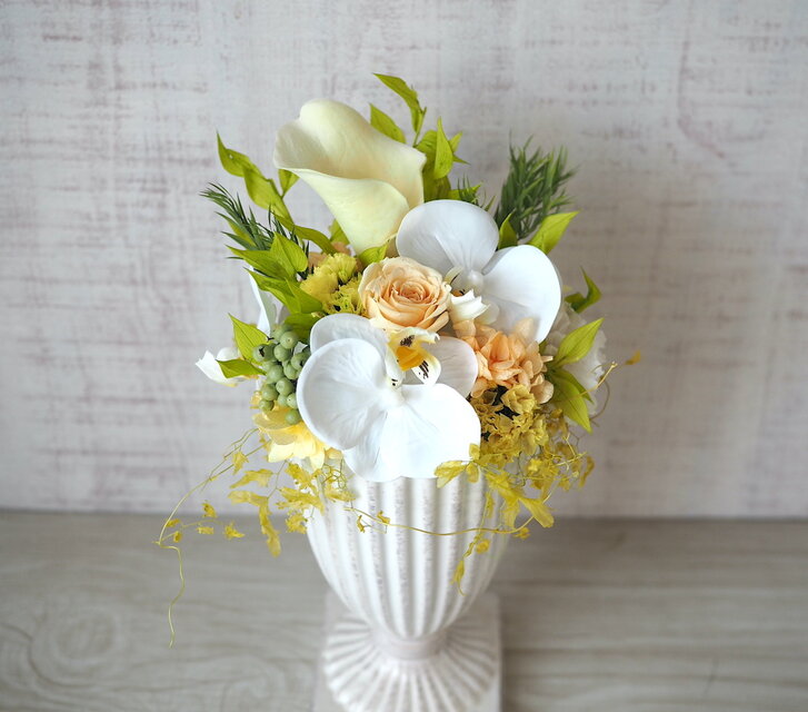 カラーと胡蝶蘭のアレンジメント