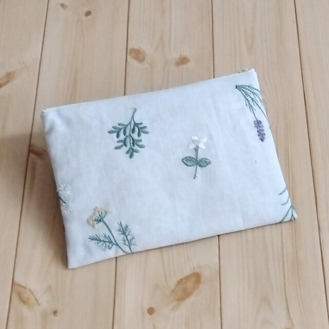 草花刺繍　大きめ20cmのフラットポーチ　内ポケット　亜麻色　344