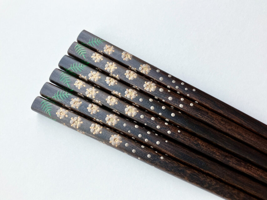 再販》黒摺り漆の箸 〈漆絵・ニワナナカマド〉 | iichi 日々の暮らしを