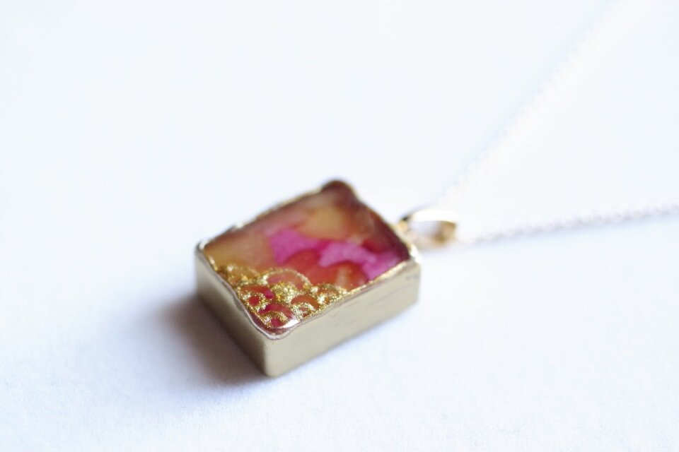 レジンアート　長方形のペンダント〈紅花の契り〉