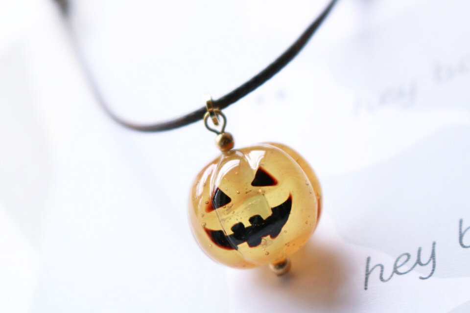 ハロウィンペンダント　ガラスのジャックオランタン（半透明）