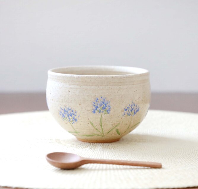 ころんと丸い彫り模様のお湯のみ アガパンサスのイメージ