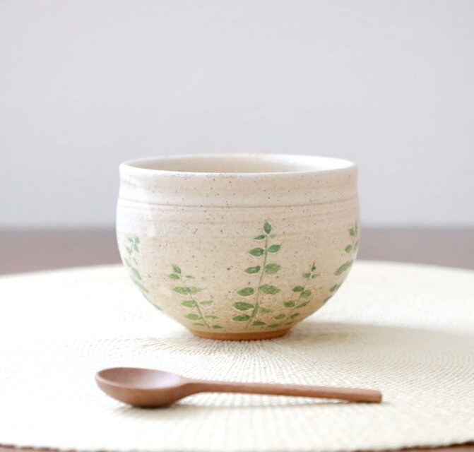 ころんと丸い彫り模様のお湯のみ 緑の葉のイメージ