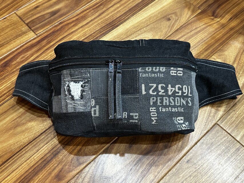 ブラックデニム★ボディバッグ★デニムリメイク★トートバッグ　マザーズバッグ　ウエストポーチ カバン 男前　アップサイクル