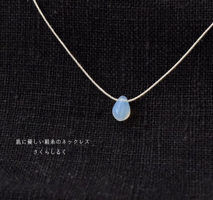 d31【ミルキー】1つぶチェコドロップ　 肌にやさしい絹糸のネックレス　糸の色＆長さえらべます