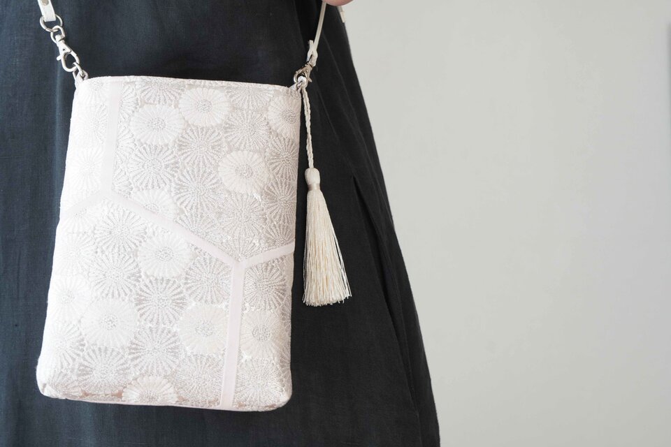 【亀甲繋ぎ　花模様　シルバー・桜色　シルク帯リメイク スマホショルダーバッグ】特別な日、結婚式、パーティー、ギフトにも。