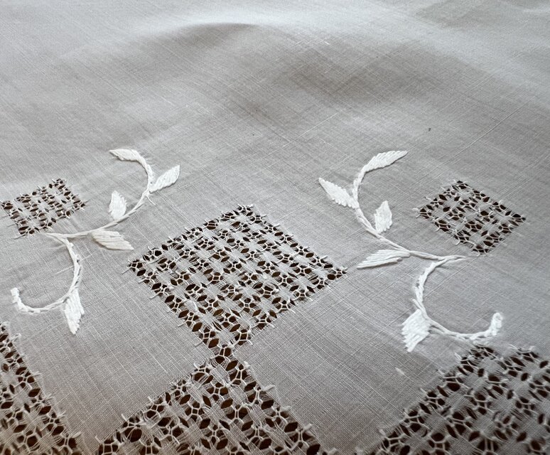 手刺繍　ハンドメイド　テーブルクロス 麻オーガンジー手刺繍テーブルクロス | iichi 日々の暮らしを心地よく