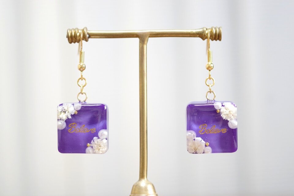 レジンアート　スクエアピアス〈たわむれ〉