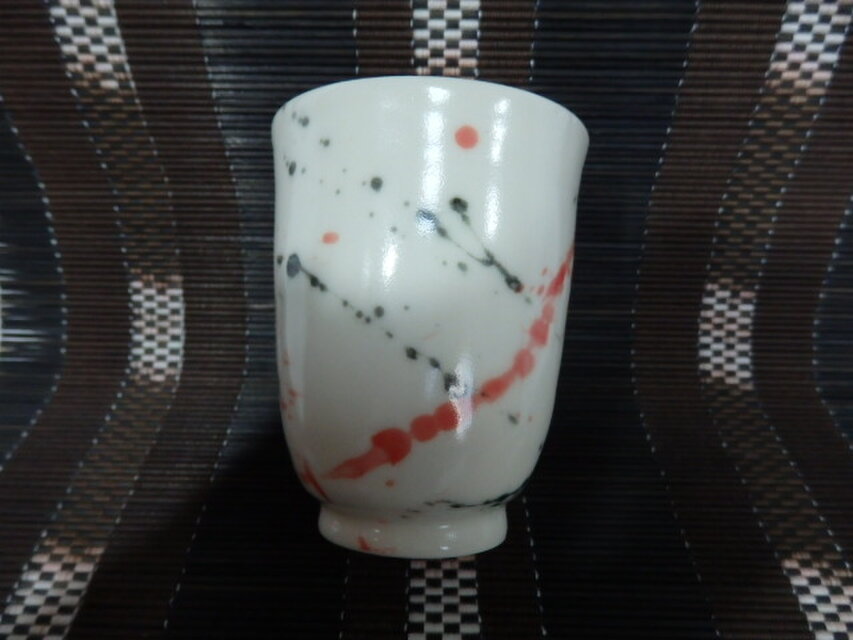 磁器　湯呑み　赤と黒の釉薬の墨流し模様