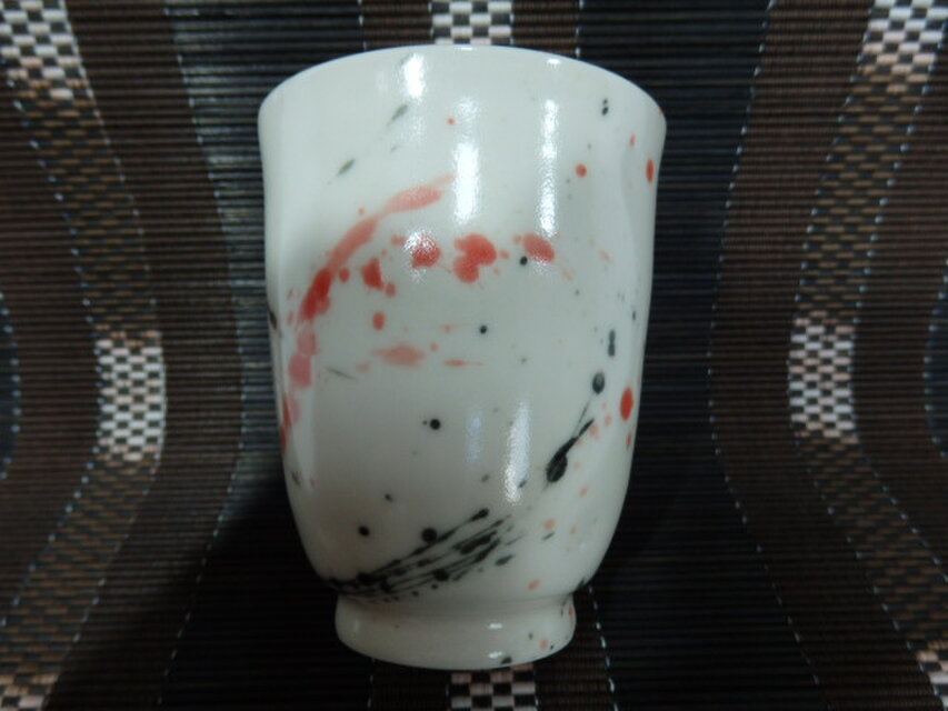 磁器 湯呑み 赤と黒の釉薬の墨流し模様 | iichi 日々の暮らしを