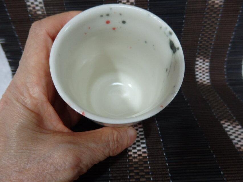 磁器 湯呑み 赤と黒の釉薬の墨流し模様 | iichi 日々の暮らしを