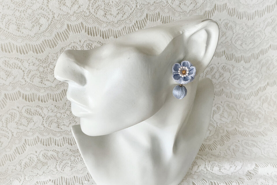 カラー選択】〈つまみ細工〉梅と巻き玉のイヤリング/ピアス(パステル系