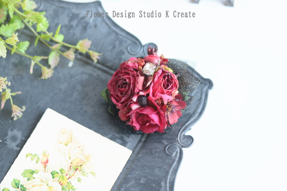 赤い薔薇とコスモスのコサージュ　赤　バラ　コサージュ　クリスマス　入学式　卒業式　フォーマル　パーティー　セレモニー　バラ　薔薇
