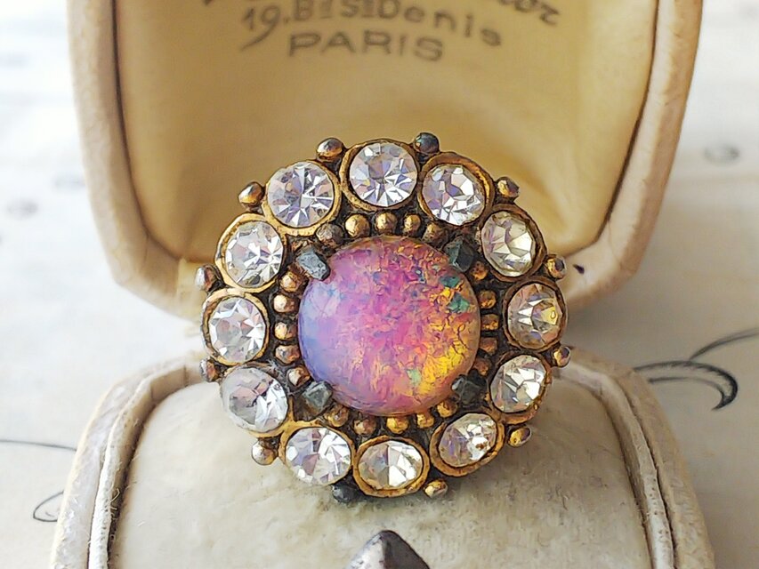 ヴィンテージ　Pinkオパールと透明Glassのブローチ