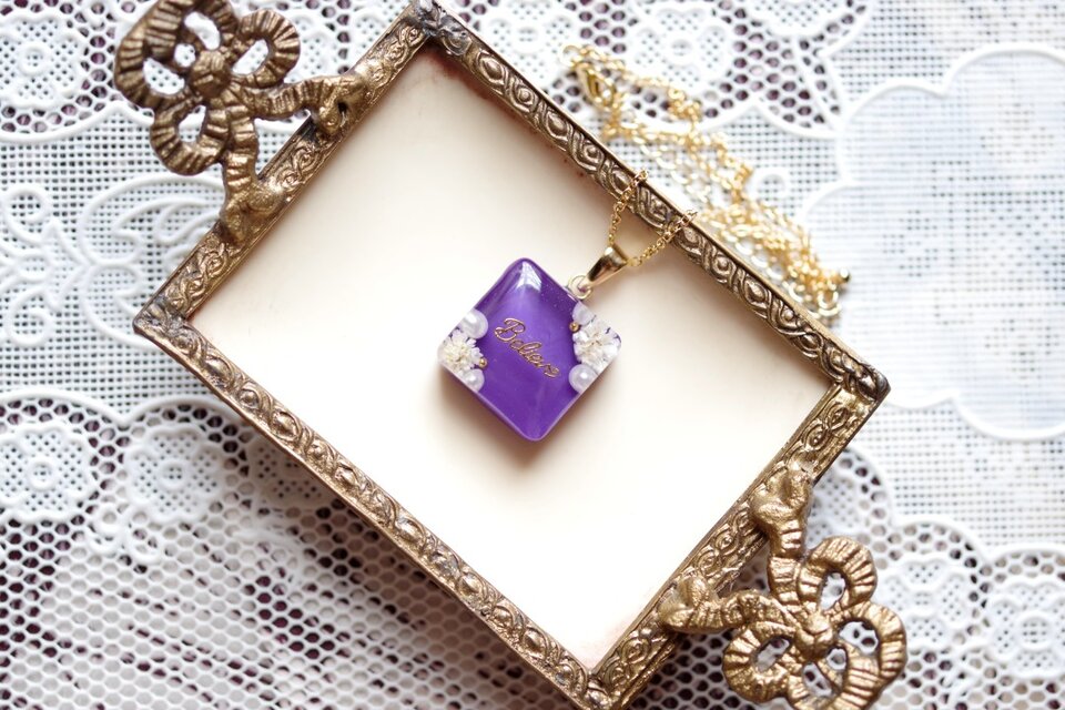 レジンアート　スクエアペンダント〈たわむれ〉