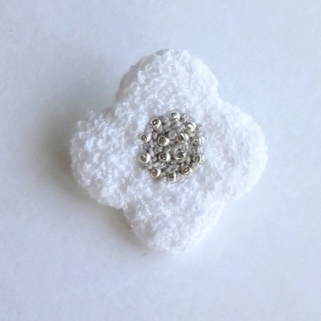 微細氷みたいなお花の刺繍ブローチ