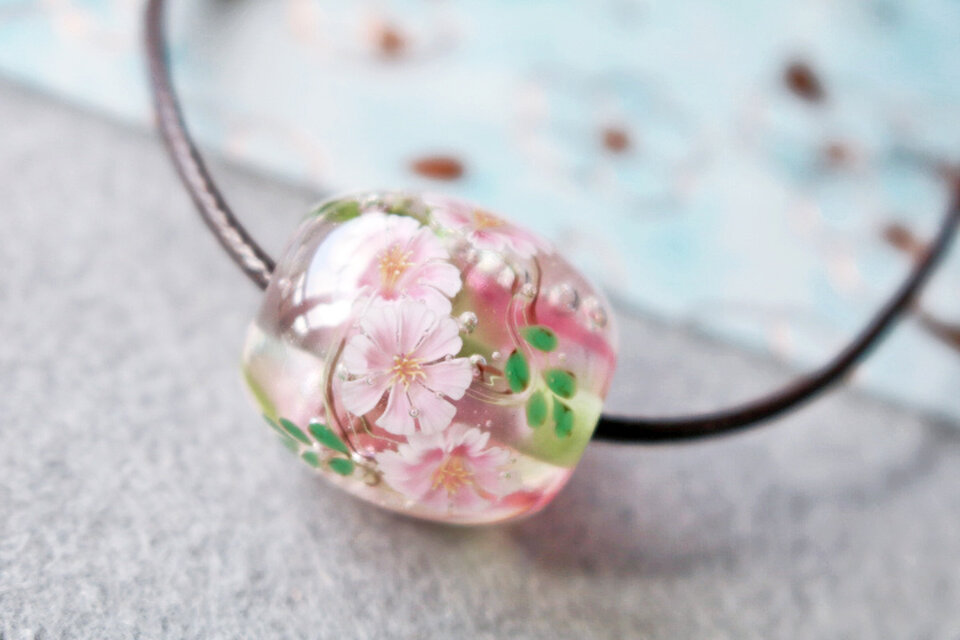 コスモスのとんぼ玉（ガラス玉）泡入り | iichi 日々の暮らしを