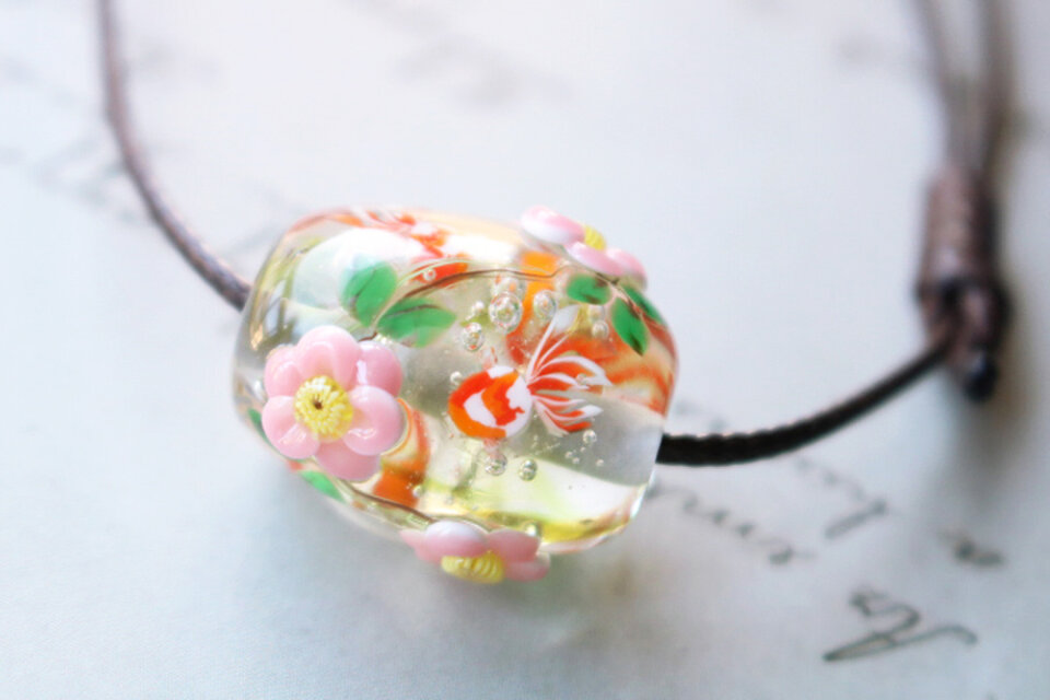 椿と金魚のとんぼ玉（ガラス玉）泡入り