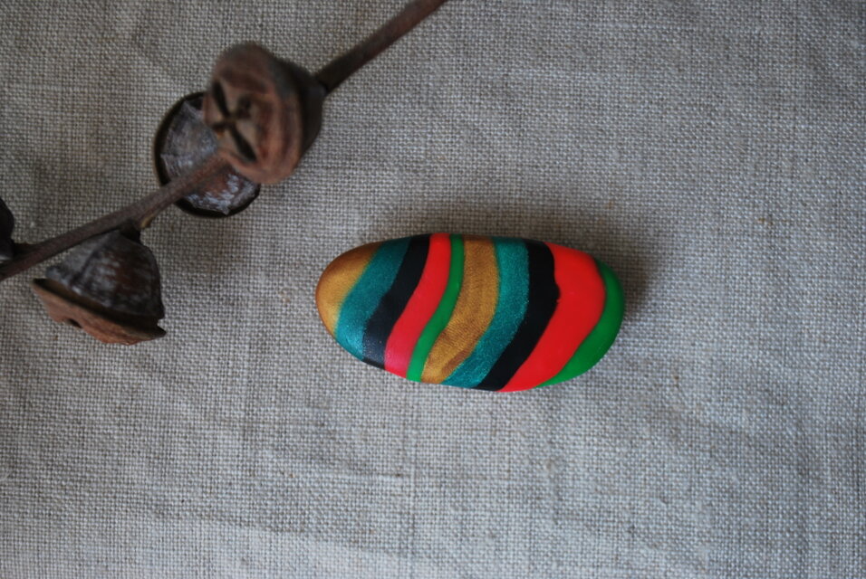 いびつなしましま帯留　ゴールド黒ピンクみどり