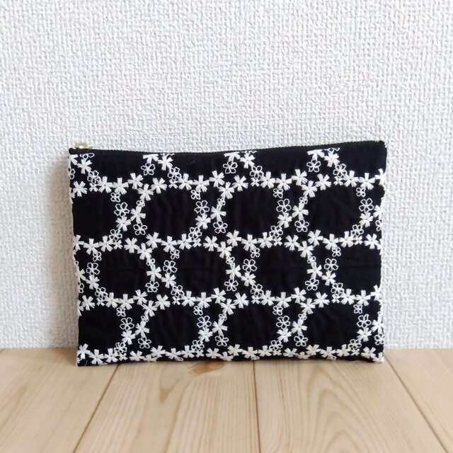 サークル刺繍　大きめ20cmのフラットポーチ　内ポケット　ブラック　352