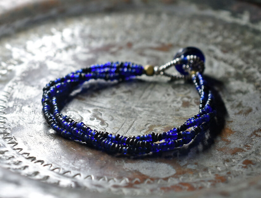 アンティークブルー＆ブラックシードビーズの4連ブレス（カカンバ留め金）