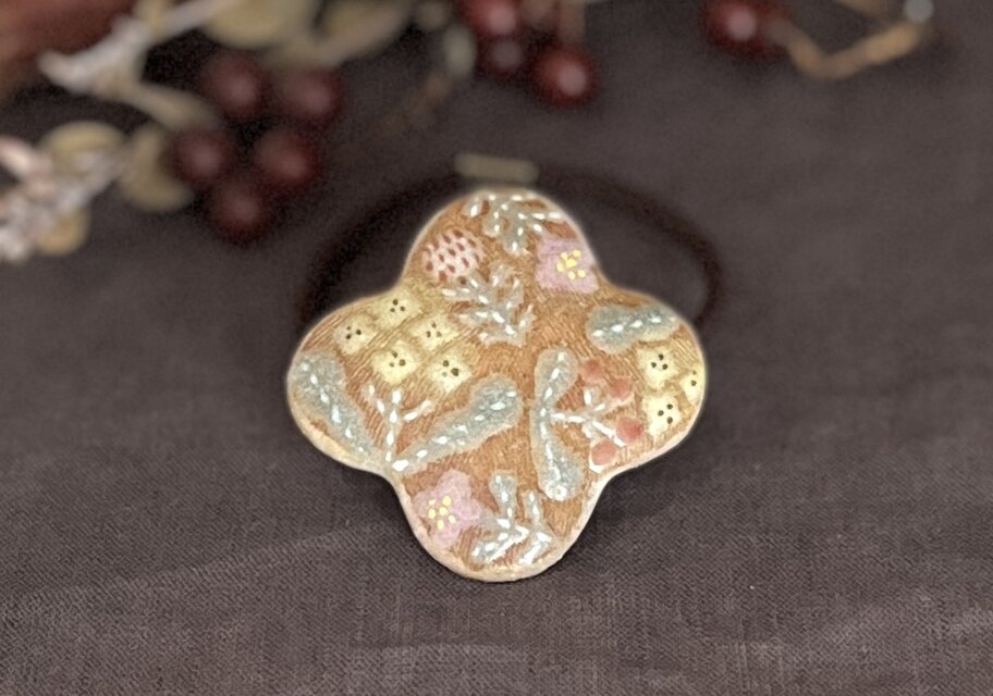 陶器ヘアゴム　クローバー型 花模様　一点物　『Floral Pattern』