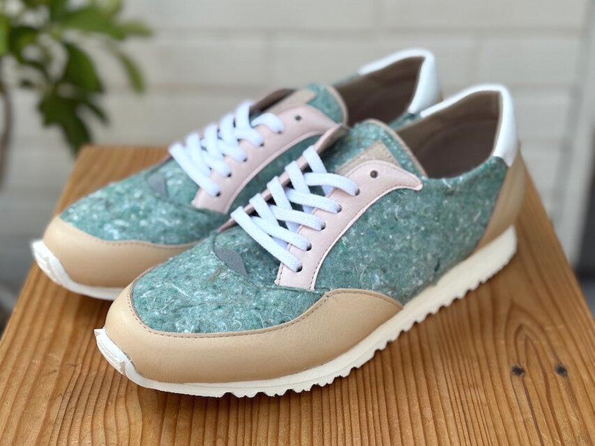 再生繊維フェルト×レザー　サステナブルスニーカー　グリーン×ベージュ