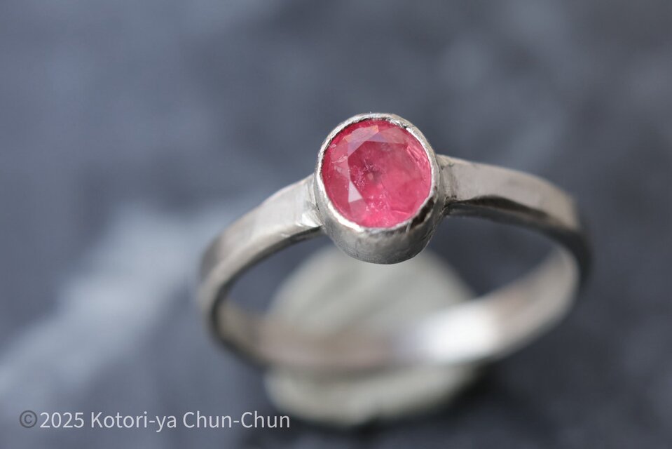 【小鳥屋ジュエリー】「アラジン」のタンザニア・マヘンゲ産蛍光マヘンゲスピネルPt900リング【莟紅姫】