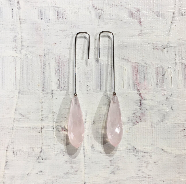 Crochet(クロシェ）やわらかな輝き、ローズクォーツの 長めフックピアス　ロジウムコーティング
