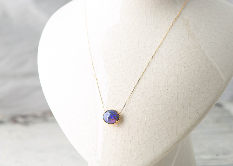 明け方の空を閉じ込めたような、ブラックオパールのネックレス K18