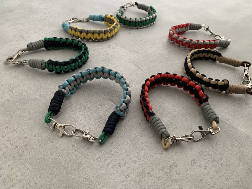 色が選べる♪しましまが大人かわいい　ハンドストラップ   スマホストラップ　パラコード　ストライプ　バッグチャーム