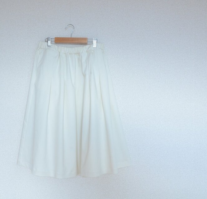 Ｏ様専用オーダーページ　チノストレッチのタックスカート　エクリュ