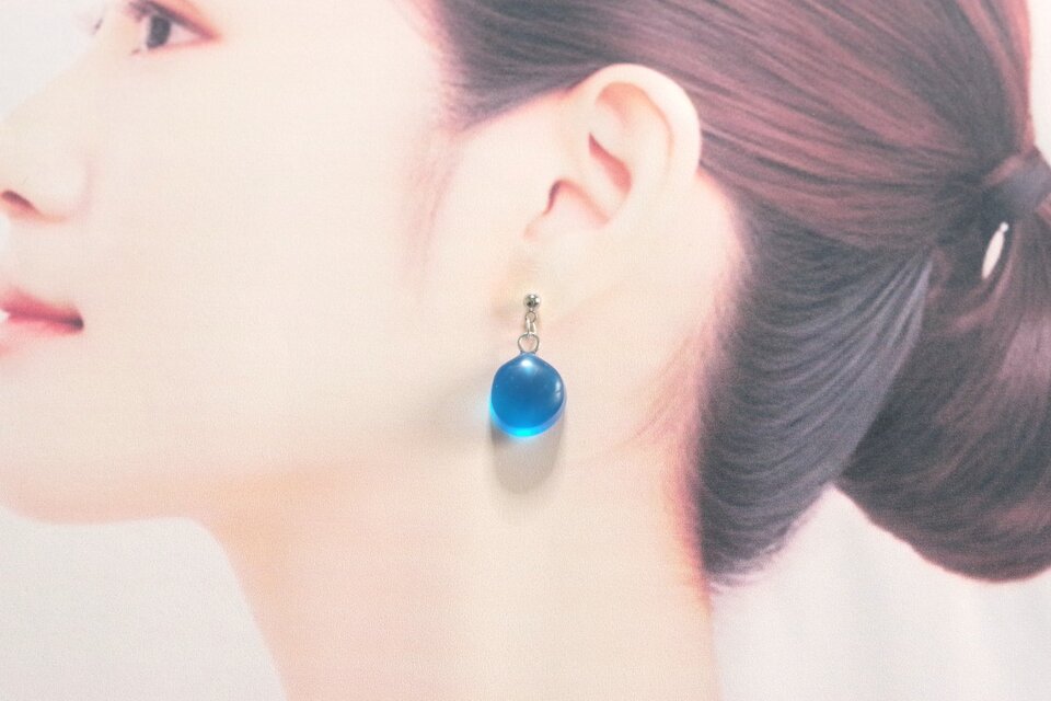 レジンアート　シーグラス風のピアス〈晴れすぎた空〉