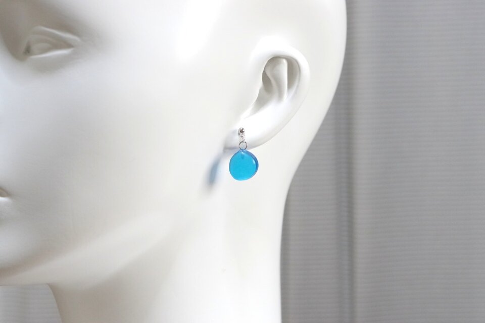 レジンアート シーグラス風のピアス〈晴れすぎた空〉 | iichi 日々の