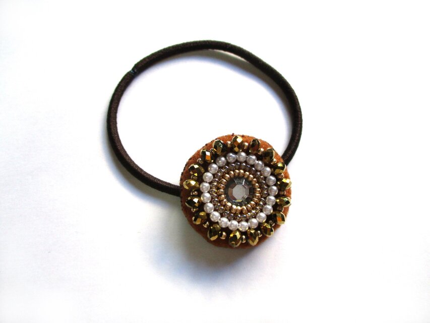 ビジューとパールのヘアゴム（ダイヤビーズ・黄土色）