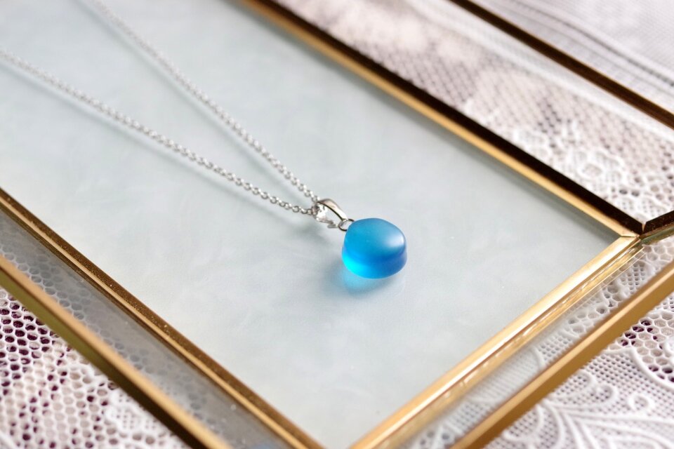 レジンアート　シーグラス風のペンダント〈晴れすぎた空〉