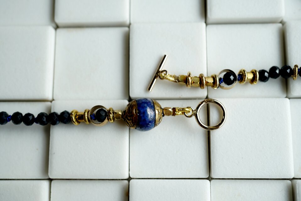 ブラックサファイアにチベッタンビーズを１粒、の大人シックなネックレス