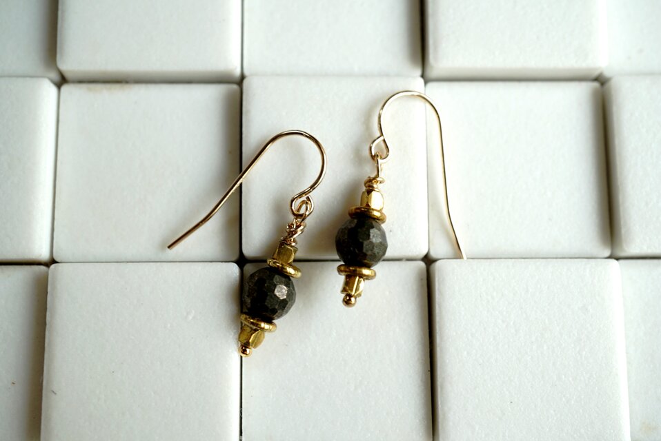 パイライトとブラスビーズの1粒ピアス