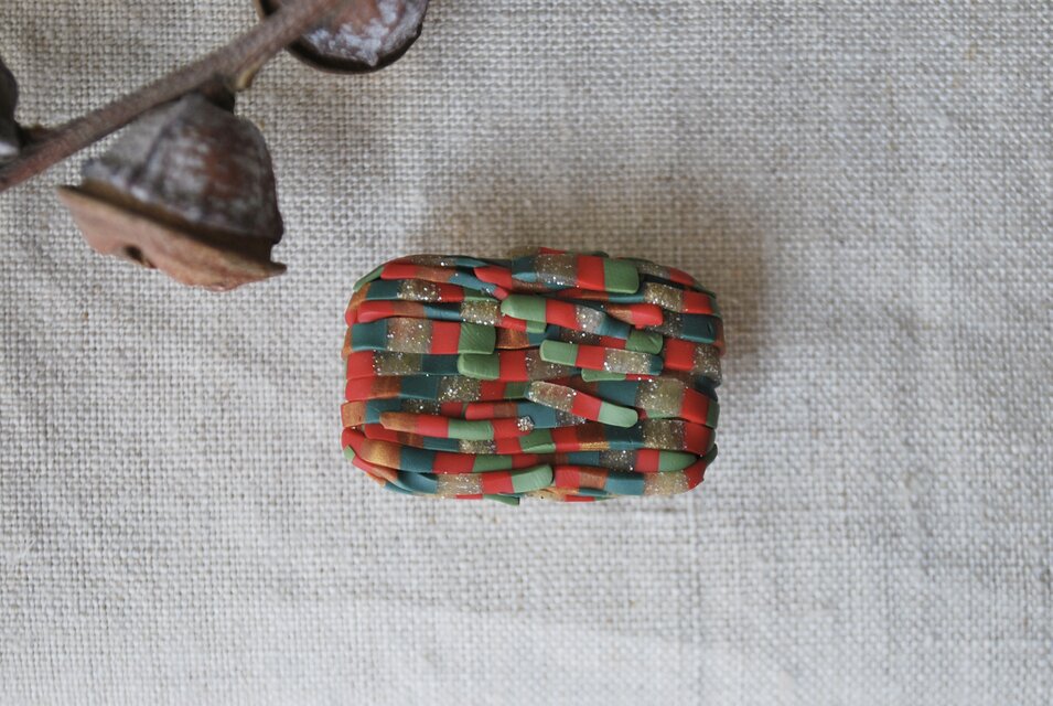 しましまぶつぶつ帯留め　ゴールドラメ赤グリーン