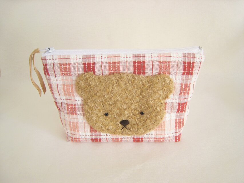 可愛いモコモコくまのポーチ（チェック柄）