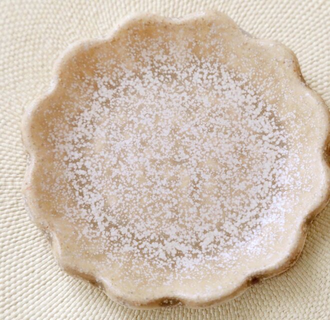 十二花弁輪花小皿 チタン結晶釉