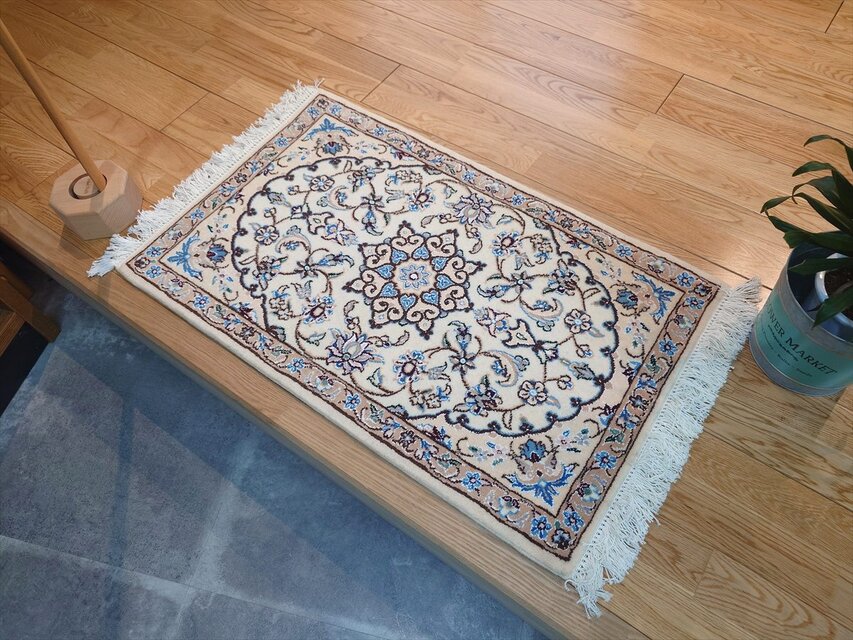 ペルシャ絨毯　ナイン産　ノーラ　玄関マット小　80（88フサ込）x50cm　手織り絨毯　PS7970